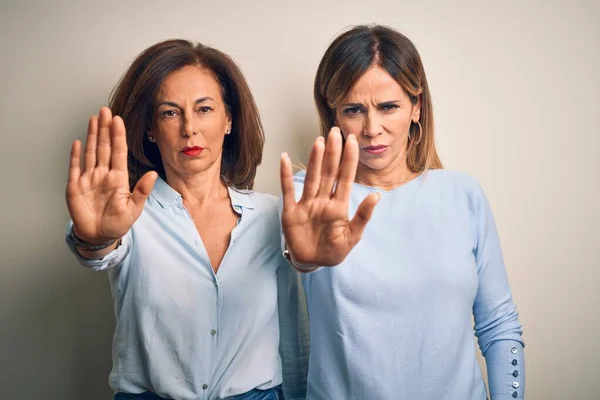 Middelbare Leeftijd Mooie Paar Zussen Staan Geïsoleerde Witte Achtergrond Doen — Stockfoto