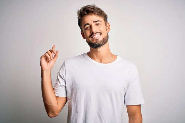 Homem Bonito Jovem Com Barba Vestindo Camiseta Casual Sobre Fundo — Fotografia de Stock