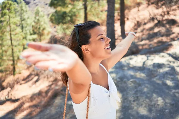 Mladá Krásná Žena Těší Letní Dovolenou Horské Krajině Cestovatel Dívka — Stock fotografie