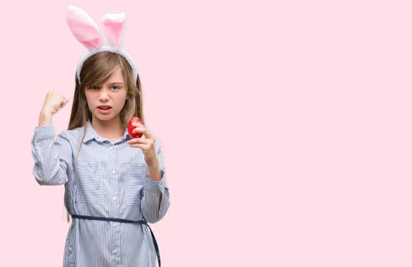 Jonge Blonde Kind Dragen Easter Bunny Oren Boos Gefrustreerd Schreeuwen — Stockfoto