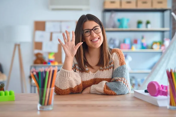 Wanita Muda Yang Cantik Mengenakan Sweater Dan Kacamata Duduk Meja — Stok Foto