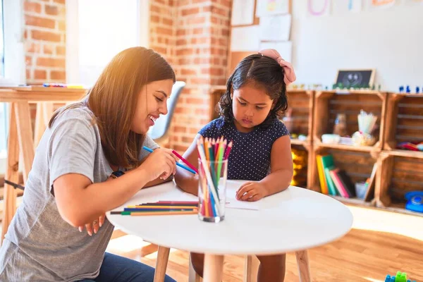 Schöne Lehrerin Und Kleinkind Zeichnen Mit Buntstiften Kindergarten — Stockfoto