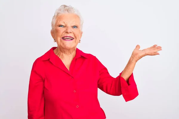 Ältere Grauhaarige Frau Rotem Lässigem Hemd Die Vor Isoliertem Weißem — Stockfoto