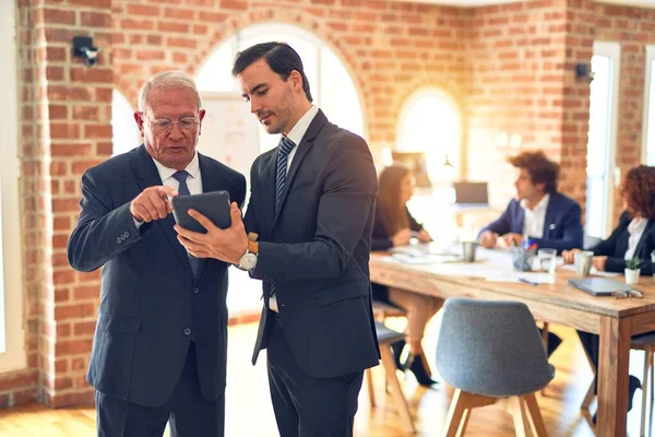 Due Impiegati Che Lavorano Insieme Parlando Utilizzando Tablet Piedi Ufficio — Foto Stock