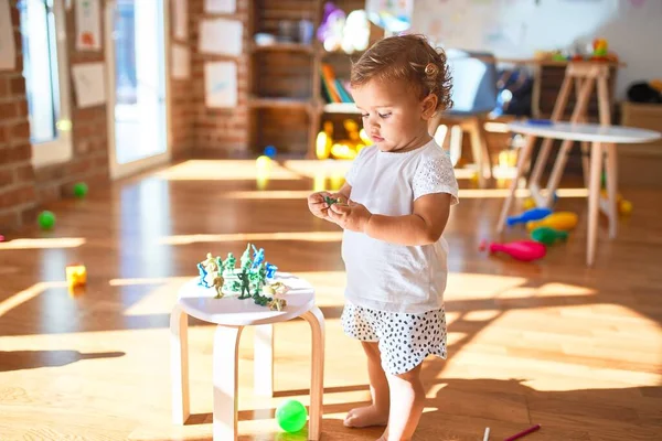 Entzückendes Kleinkind Spielt Kindergarten Mit Soldaten Miniatur Jede Menge Spielzeug — Stockfoto