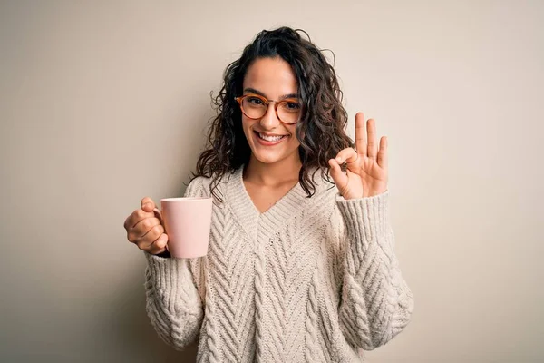 Joven Hermosa Mujer Con Pelo Rizado Beber Taza Café Rosa — Foto de Stock