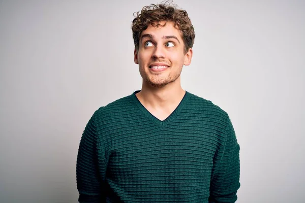 Joven Hombre Guapo Rubio Con Pelo Rizado Usando Suéter Verde —  Fotos de Stock