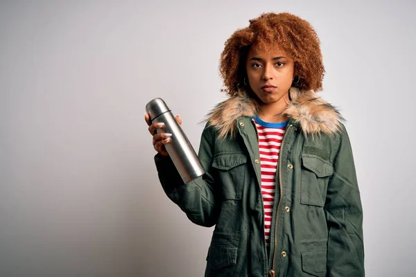 Joven Afroamericana Afro Turista Mujer Con Pelo Rizado Celebración Termo —  Fotos de Stock