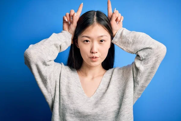 Jovem Bela Mulher Asiática Vestindo Camisola Casual Sobre Azul Isolado — Fotografia de Stock
