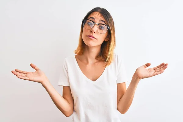 Mujer Pelirroja Hermosa Con Gafas Sobre Fondo Aislado Expresión Despistada —  Fotos de Stock