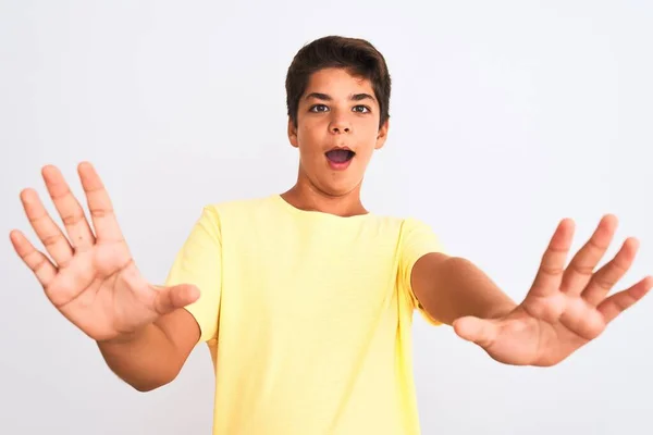 Adolescent Beau Garçon Debout Sur Fond Blanc Isolé Peur Terrifié — Photo