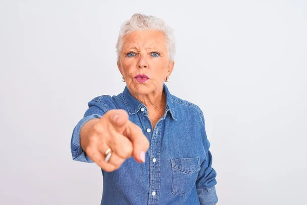 Ältere Grauhaarige Frau Lässigem Jeanshemd Die Vor Isoliertem Weißem Hintergrund — Stockfoto