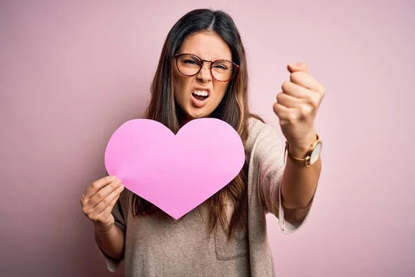 Joven Hermosa Morena Romántica Sosteniendo Papel Gran Corazón Celebrando Día — Foto de Stock