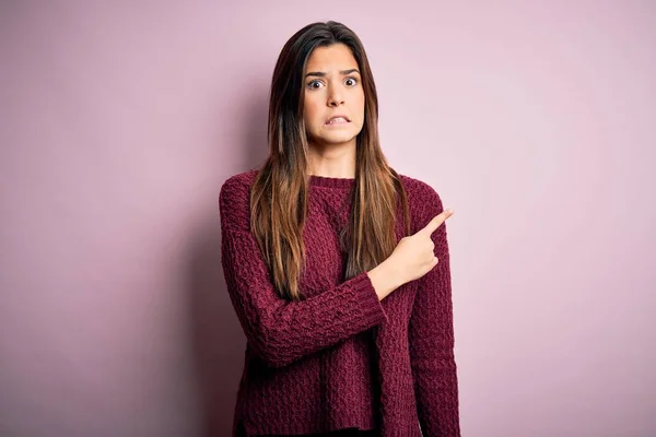 Giovane Bella Ragazza Indossa Maglione Casual Sfondo Rosa Isolato Indicando — Foto Stock