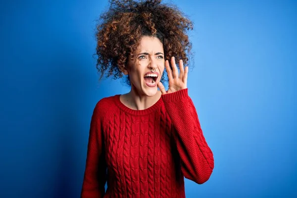 Giovane Bella Donna Con Capelli Ricci Piercing Indossa Casual Maglione — Foto Stock