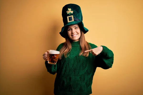 Νεαρή Όμορφη Γυναίκα Φοράει Πράσινο Καπέλο Πίνοντας Βάζο Μπύρας Στον — Φωτογραφία Αρχείου