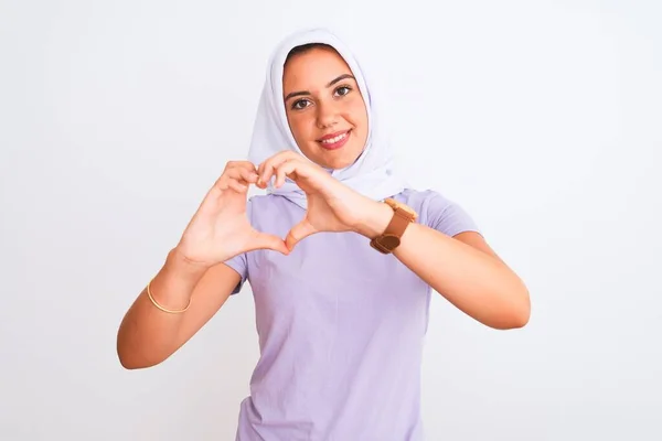 Ung Vacker Arabiskt Flicka Bär Hijab Stående Över Isolerade Vit — Stockfoto