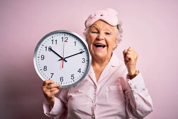 Senior Bela Mulher Vestindo Máscara Sono Segurando Grande Relógio Sobre — Fotografia de Stock