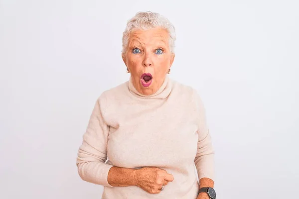 Ältere Grauhaarige Frau Mit Rollkragenpullover Steht Vor Isoliertem Weißen Hintergrund — Stockfoto