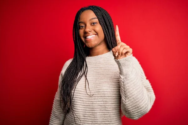 Jonge Afrikaanse Amerikaanse Vrouw Dragen Casual Winter Trui Rood Geïsoleerde — Stockfoto