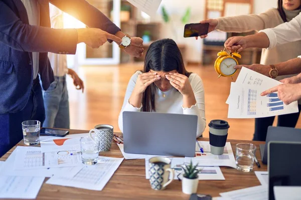 Grupo Trabajadores Empresariales Que Trabajan Juntos Socios Haciendo Hincapié Uno —  Fotos de Stock