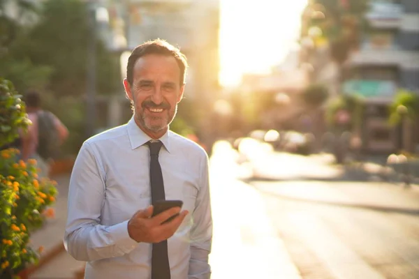 Middelbare Leeftijd Knappe Zakenman Met Behulp Van Smartphone Straat Glimlachend — Stockfoto