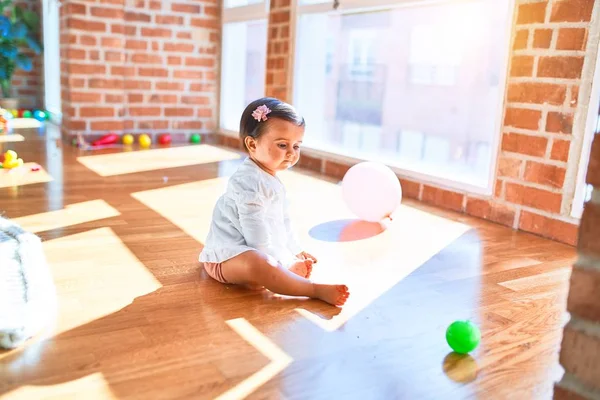 Bela Criança Feliz Jardim Infância Torno Brinquedos Coloridos — Fotografia de Stock