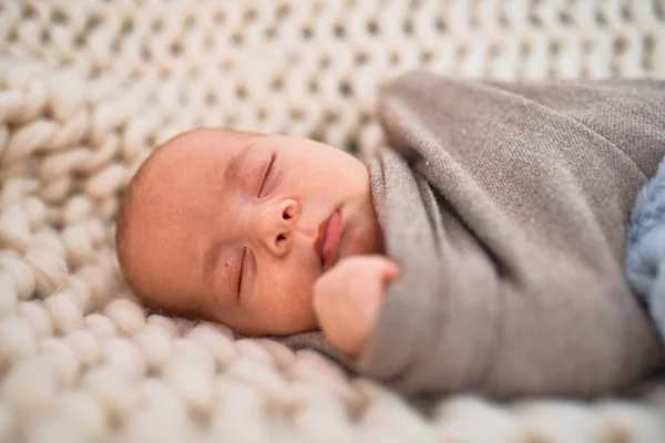 Schattige Baby Liggend Bank Deken Thuis Pasgeboren Ontspannen Slapen Comfortabel — Stockfoto