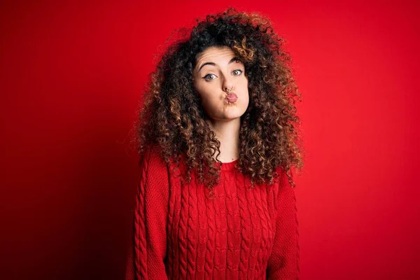 Joven Hermosa Mujer Con Pelo Rizado Piercing Con Suéter Rojo — Foto de Stock