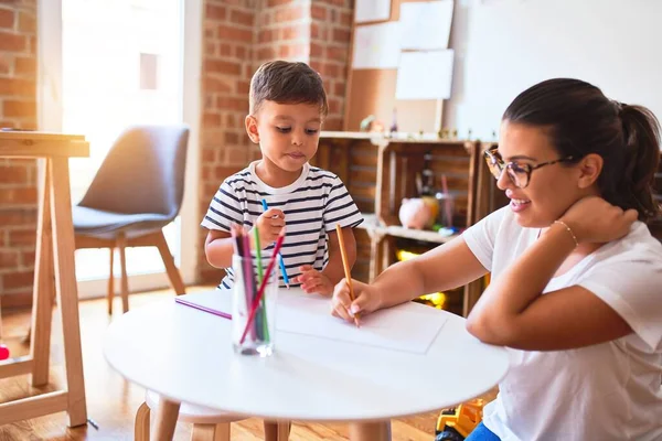 Schöne Lehrerin Und Kleinkind Zeichnen Mit Buntstiften Kindergarten — Stockfoto