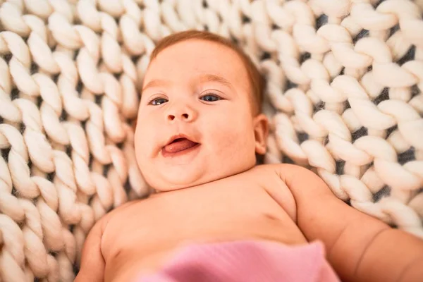 Αξιολάτρευτο Μωρό Ξαπλωμένο Πάνω Από Κουβέρτα Στον Καναπέ Στο Σπίτι — Φωτογραφία Αρχείου
