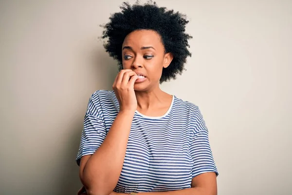 Fiatal Gyönyörű Afro Amerikai Göndör Hajjal Csíkos Pólóban Stresszesnek Idegesnek — Stock Fotó