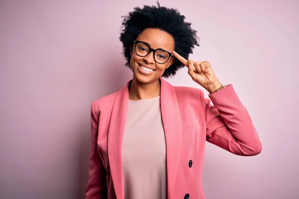 Молода Афроамериканська Бізнесменка Кучерявим Волоссям Рожевій Куртці Посмішка Вказує Голову — стокове фото