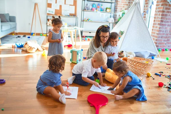 Hermosa Maestra Grupo Niños Pequeños Sentados Piso Dibujando Con Papel — Foto de Stock