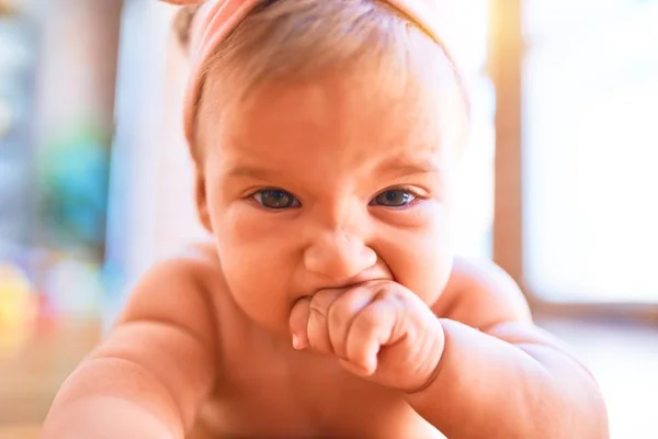 Adorable Bebé Acostado Sofá Casa Recién Nacido Relajante Descansando Cómodo — Foto de Stock