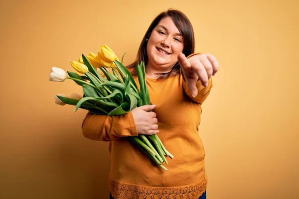 Mooie Size Vrouw Met Romantisch Boeket Van Natuurlijke Tulpen Bloemen — Stockfoto