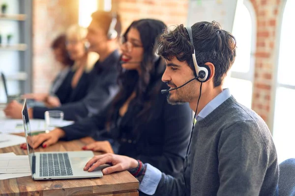 Gruppo Operatori Call Center Sorridenti Felici Fiduciosi Lavorare Insieme Con — Foto Stock