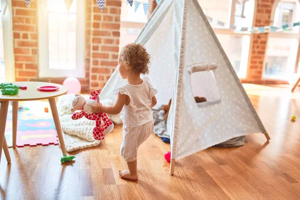 Schöne Kaukasische Säugling Spielt Mit Spielzeug Bunten Spielzimmer Fröhlich Und — Stockfoto