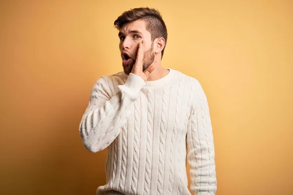 Joven Hombre Rubio Con Barba Ojos Azules Vistiendo Suéter Blanco — Foto de Stock