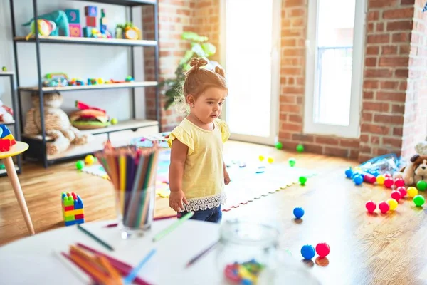 Prachtige Peuter Staat Rond Veel Speelgoed Kleuterschool — Stockfoto