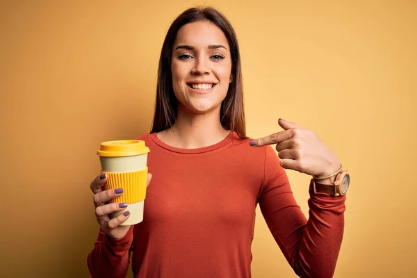 Jovem Bela Mulher Morena Bebendo Xícara Café Takeaway Sobre Fundo — Fotografia de Stock