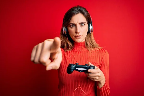 Joven Hermosa Mujer Gamer Morena Jugando Videojuego Usando Alegre Auriculares — Foto de Stock