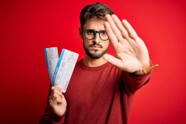 Joven Turista Vacaciones Sosteniendo Tarjeta Embarque Pie Sobre Terreno Panadería —  Fotos de Stock