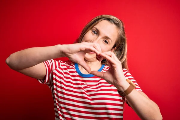 Joven Hermosa Mujer Rubia Con Camiseta Rayas Casuales Sobre Fondo — Foto de Stock