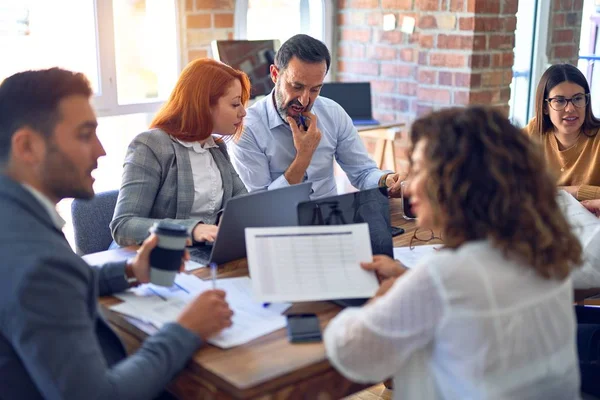 Gruppe Von Geschäftsleuten Die Zusammenarbeiten Mit Laptop Schreibtisch Sitzen Und — Stockfoto