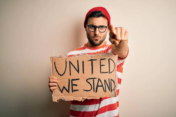 Schöner Aktivist Der Mit Einer Brille Protestiert Und Einen Karton — Stockfoto