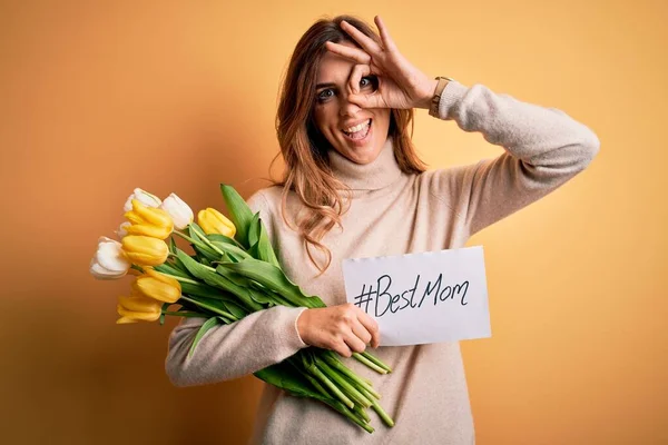 Mooi Brunette Vrouw Holding Beste Moeder Bericht Tulpen Vieren Moeders — Stockfoto