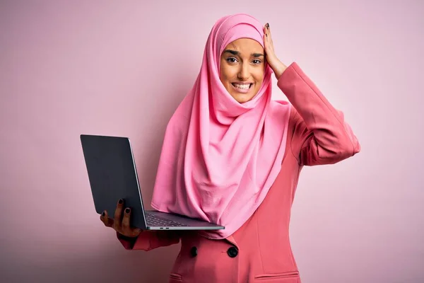 Giovane Bella Donna Affari Che Indossa Hijab Musulmano Rosa Giacca — Foto Stock
