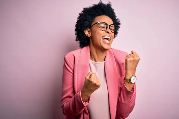 Ung Vacker Afroamerikansk Afro Affärskvinna Med Lockigt Hår Bär Rosa — Stockfoto