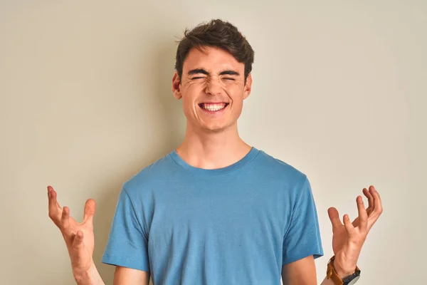 Menino Adolescente Vestindo Camiseta Casual Sobre Fundo Isolado Celebrando Louco — Fotografia de Stock